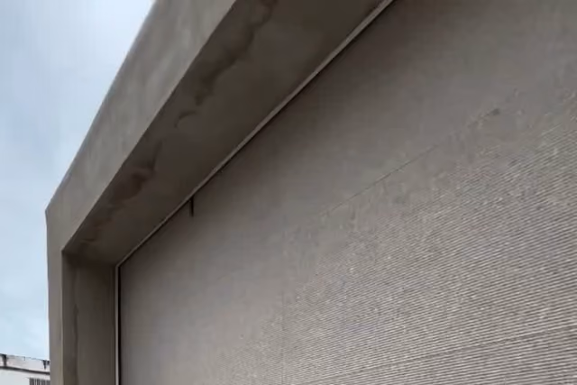 Detalhe de fachada apresentado pela Isoleste no material sobre acabamentos em EPS.